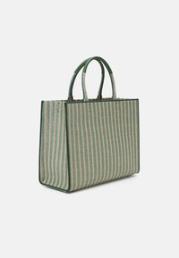 Zielona i kremowa torba na ramię w paski o prostokątnym kształcie, pleciona struktura, z dwiema rączkami, posiadająca solidną podstawę i proste linie.