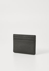 Tarjetero negro, texturizado, hecho de material sintético. Cuenta con cuatro ranuras para tarjetas y un diseño minimalista con bordes redondeados.