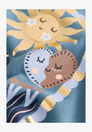 Tissu multicolore avec un soleil souriant, deux cœurs (un bleu clair, un marron) avec de mignonnes caractéristiques faciales, et des motifs fantaisistes.