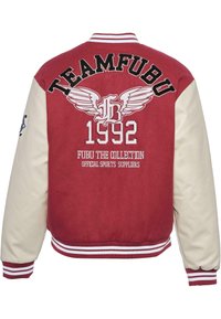 Veste varsity rouge et crème avec "TEAMFUBU" et "1992" brodés au dos. Présente des détails de ailes blanches et des poignets et un ourlet rayés en côtes.