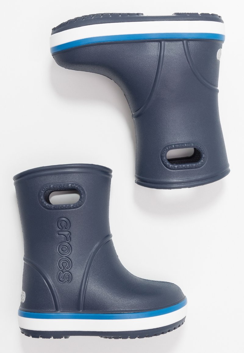 Bottes en caoutchouc bleu marine avec une texture lisse, deux trous latéraux, un accent rayé blanc et bleu, et un logo « crocs » en relief à l'avant.