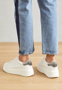 Unselected, white/silver