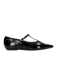 Schwarze Lacklederschuhe mit spitzem Zehenbereich und T-Riemen-Design. Verfügt über eine kleine goldene Schnalle und eine dezente strukturierte Oberfläche.