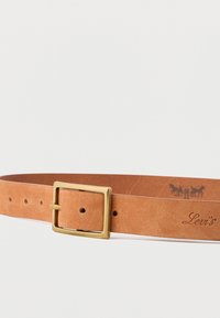 Ceinture en cuir brun avec boucle carrée en laiton, plusieurs trous de réglage et logo embossé "Levi's" avec deux empreintes de cheval.