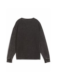 Čierna oversized mikina s vintage umývaním. Má okrúhly výstrih, dlhé rukávy a bočné rozparky. Klasické prešívanie po celom obvode.