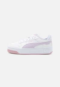 Fehér bőr sneaker cipők pasztell rózsaszín részletekkel, vastag talppal, fűzővel és oldalsó logóval. Simaság jellemzi őket, finom mintázattal.