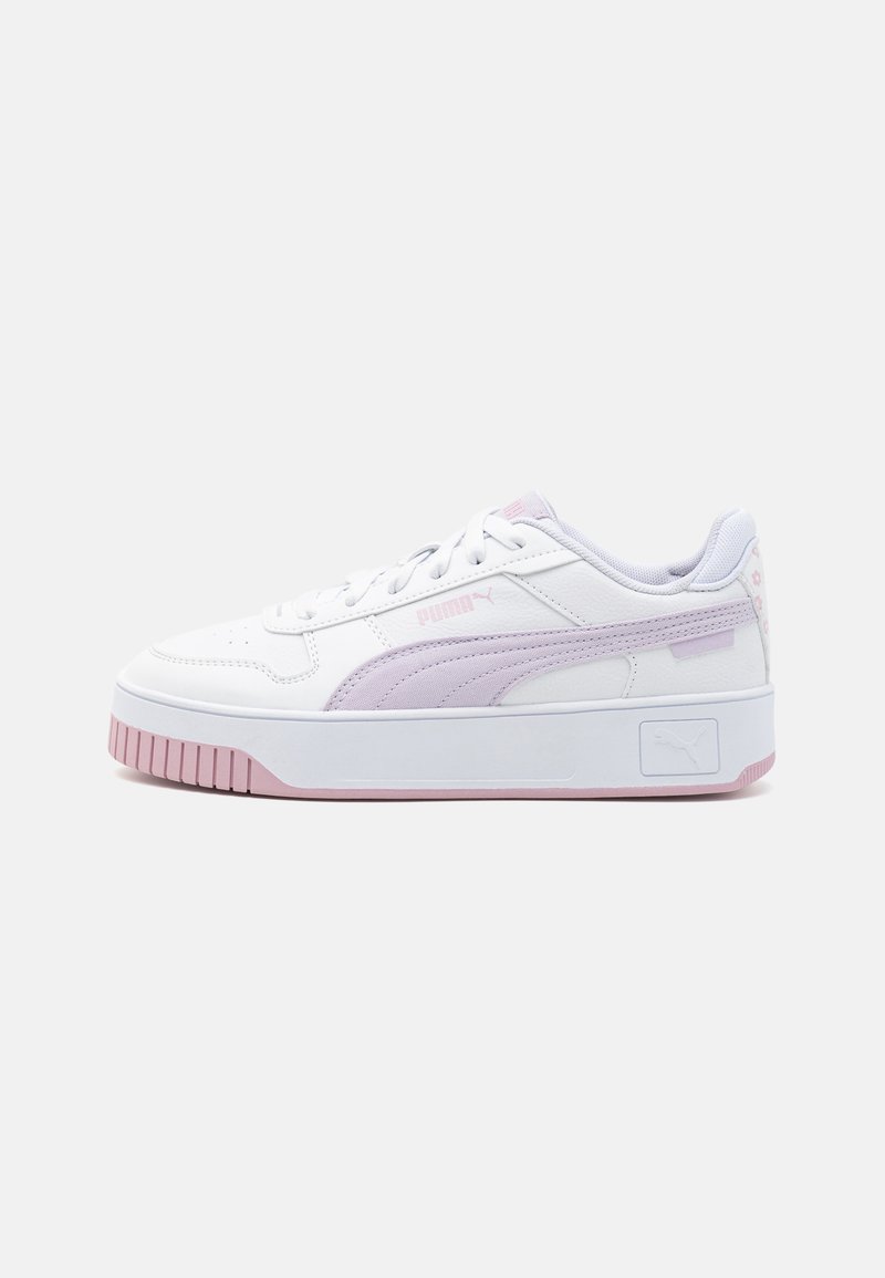 Fehér bőr sneaker cipők pasztell rózsaszín részletekkel, vastag talppal, fűzővel és oldalsó logóval. Simaság jellemzi őket, finom mintázattal.