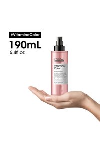 Spray Vitamin Color de L'Oréal Professionnel dans un flacon semi-transparent rose avec une pompe noire, tenu dans une main ouverte. Capacité : 190 mL.