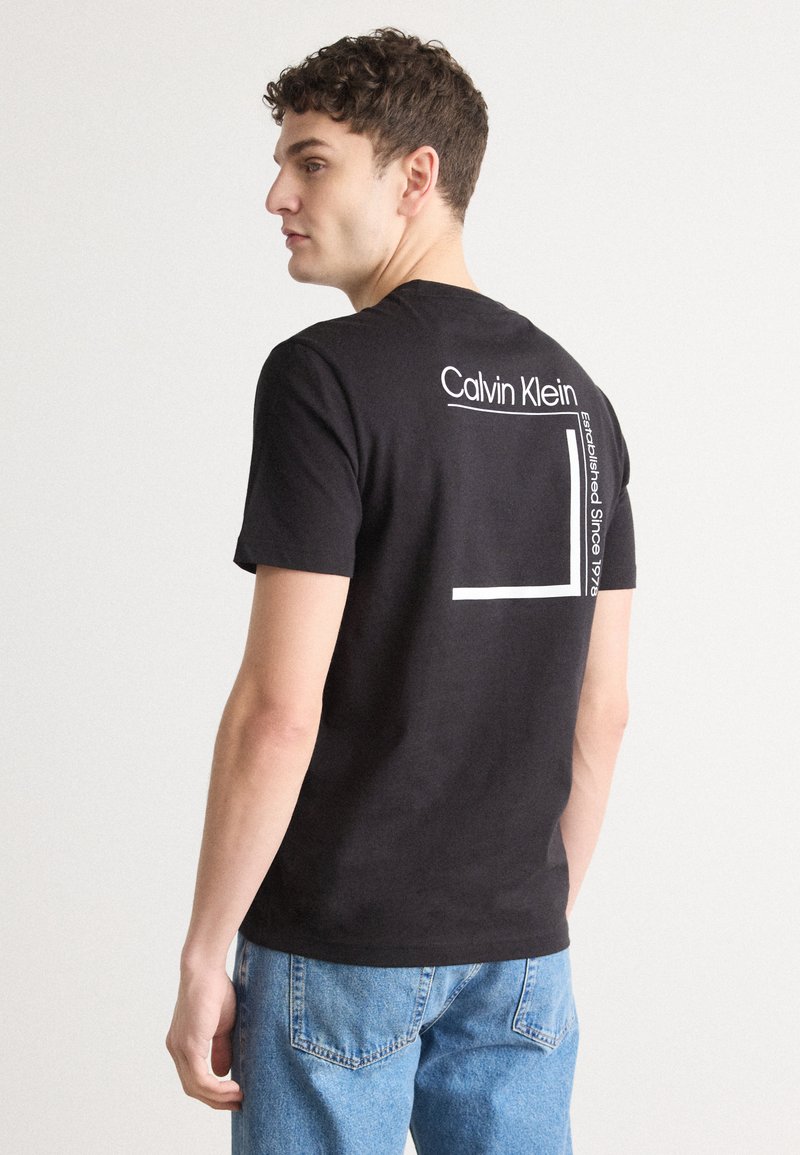 Calvin Klein - LINEAR BOX LOGO - Marškinėliai su spaudiniu - black, Padidinti