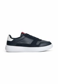 Sneaker in pelle blu navy a basso profilo con suola bianca, lacci neri e piccolo logo Tommy Hilfiger sul lato e sul tallone.