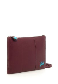Borsa a tracolla in pelle borgogna con una texture liscia, dotata di un accento turchese, dettagli delle cuciture sottili e una chiusura con zip.