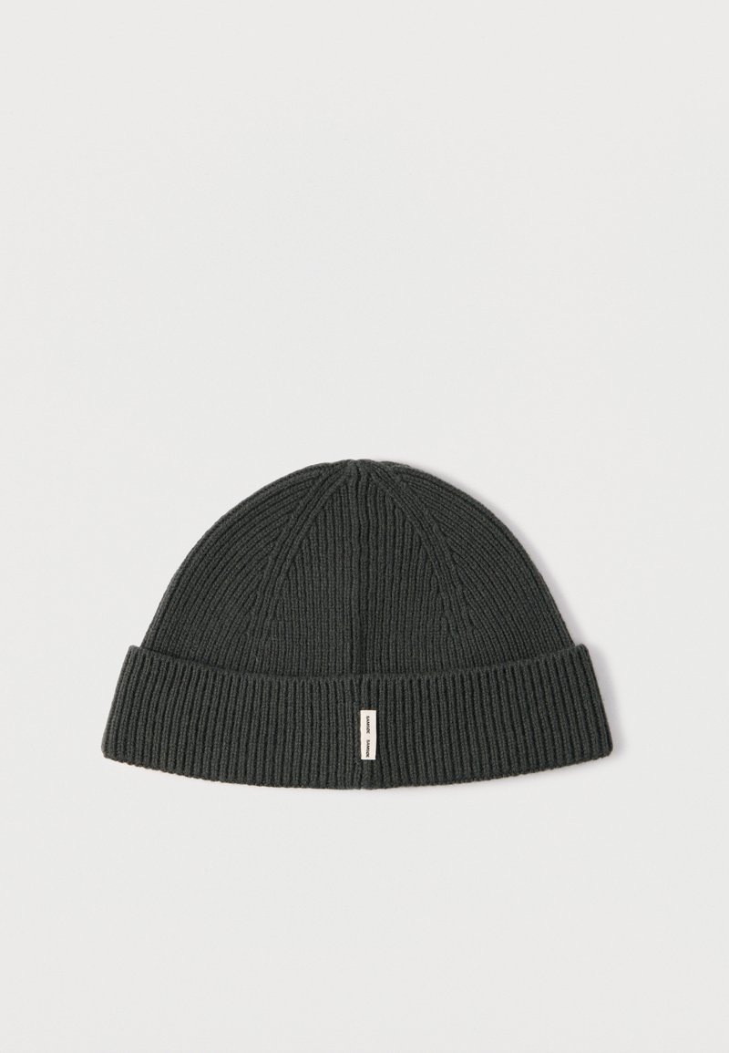 Gorro de punto en gris oscuro, con canalé vertical, puño doblado y una pequeña etiqueta decorativa en el lateral. Material suave y con textura.