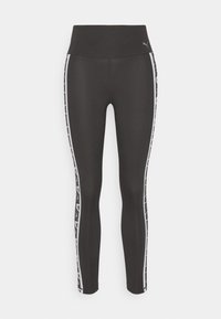 Czarne legginsy sportowe z wysokim stanem z białymi paskami po bokach z wzorem logo Puma oraz małym logo Puma na pasku w talii.