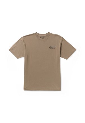 Tan katoenen t-shirt met korte mouwen, ronde hals en een klein zwart logo op de linkerborst. Gladde textuur en casual ontwerp.