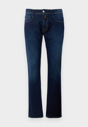 Jeans in denim blu scuro con un design a gamba dritta, dotati di cinque tasche, chiusura con bottone e dettagli di cucitura in evidenza.