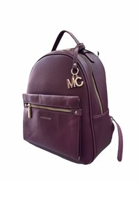 Zaino in pelle viola con design arrotondato, tasca frontale con zip, accessori in oro e un charm decorativo "MC" attaccato alla zip.