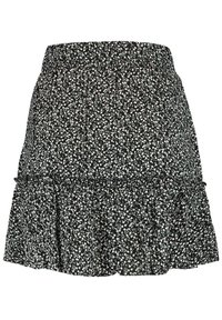 Černá sukně s květinovým potiskem v bílé a pastelových barvách, s volánkovým lemováním a elastickým pasem pro nastavitelnou velikost.