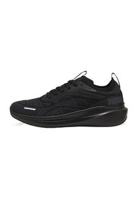 Scarpe sportive nere con tomaia in rete intrecciata, suola arrotondata, minimi accenti bianchi e logo sul tallone. Design leggero e traspirante.