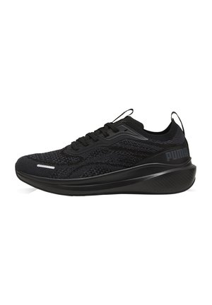 Czarne buty sportowe z plecioną siateczką na górze, zaokrągloną podeszwą, minimalnymi białymi akcentami i logo na pięcie. Lekka i oddychająca konstrukcja.