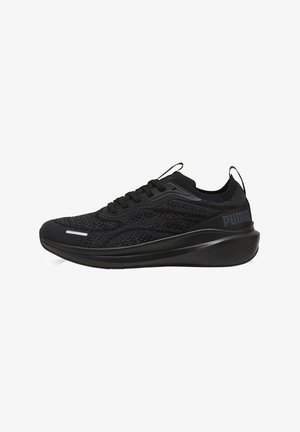 Czarne buty sportowe z plecioną siateczką na górze, zaokrągloną podeszwą, minimalnymi białymi akcentami i logo na pięcie. Lekka i oddychająca konstrukcja.