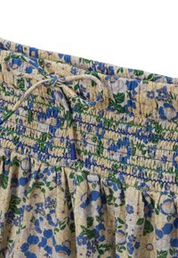 Shorts en tissu à imprimé floral avec une taille smockée dans des teintes de jaune, bleu et vert, dotés d'un détail nœud et d'un ourlet froncé.