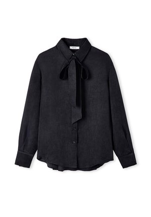 Blusa nera a maniche lunghe in tessuto morbido, con un fiocco annodato al colletto, chiusura centrale con bottoni e orlo leggermente curvo.