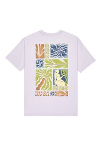 Lys lavendel bomulds-t-shirt med et multicolor grafisk design bestående af geometriske og organiske former, herunder palmetræer og en figur.