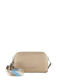 Beige strukturierte Handtasche in rechteckiger Form, mit einem abnehmbaren gemusterten Trageriemen in Braun, Blau und Creme. Markenlogo sichtbar.