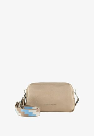 Bežna torba s teksturom pravokutnog oblika, s odvojivim uzorčastim remenom u smeđoj, plavoj i krem boji. Vidljiva oznaka branda.