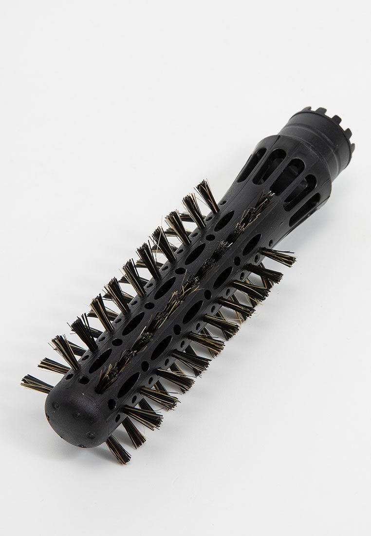 Okrągła czarna szczotka do włosów z plastikowymi zębami i otwartą konstrukcją, która umożliwia wentylację, z cylindrycznym uchwytem do pewnego chwytu.