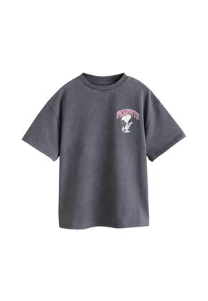 Donkergrijs T-shirt met korte mouwen met een klein Snoopy-figuurtje en de roze tekst "PEANUTS" op de linkerborst.