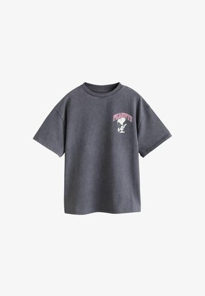 Mørkegrå T-shirt med korte ærmer med en lille Snoopy-figur og teksten "PEANUTS" i pink på venstre bryst.