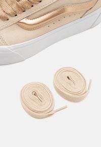 Vans KNU STACK - Skatesko - high shine gold