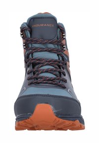 Blå vandringsko med syntetiskt övre, orange accenter, texturerad sula, förstärkt tå och kontrasterande snören. Har varumärke på tungan.