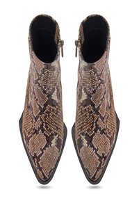 Botas ankle de serpiente marrón y beige con punta afilada y cremalleras laterales. Textura suave con un acabado brillante y suelas de goma negra.