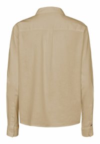 Camicia beige a maniche lunghe con colletto classico, polsini con bottoni e un tessuto leggero e liscio con una sottile texture.