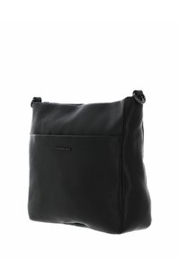 Bolso de hombro de cuero negro con una superficie texturizada, que cuenta con un bolsillo frontal y un diseño simple y moderno. Incluye una correa ajustable.
