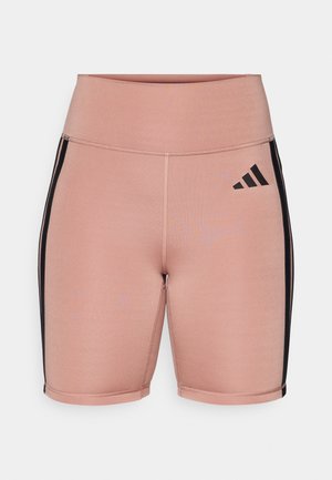 Calções atléticos rosa com uma cintura alta, feitos de material elástico. Apresentam riscas laterais pretas e o logótipo da Adidas do lado esquerdo.