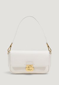 Bolso de cuero blanco con una correa corta y cierre dorado que presenta un emblema decorativo en forma de "C" en la solapa frontal.