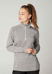 Grauer Pullover mit langen Ärmeln und hohem Kragen, ausgestattet mit einem Viertelreißverschluss, strukturiertem Stoff und dezenten tonalen Streifen im Material.