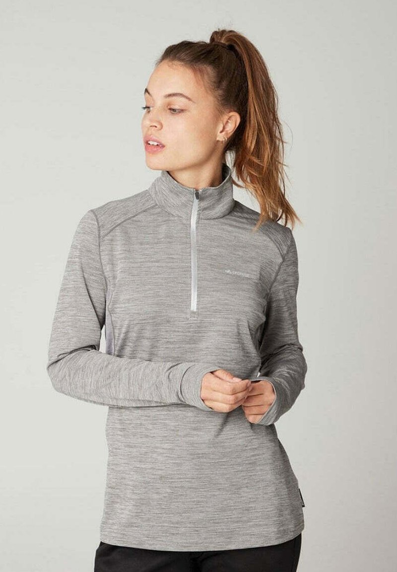 Grauer Pullover mit langen Ärmeln und hohem Kragen, ausgestattet mit einem Viertelreißverschluss, strukturiertem Stoff und dezenten tonalen Streifen im Material.