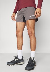 Adidas Terrex TERREX MULTI TRAIL RUNNING SHORTS - Pantalón corto de deporte - charcoal