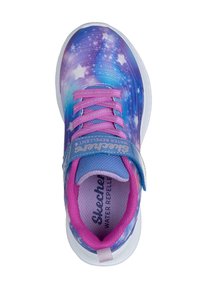 Zapatillas repelentes al agua en tonos morados y azules con patrones de estrellas, detalles en rosa y lengüeta texturizada. Presentan un diseño de cordones y una correa de Velcro.