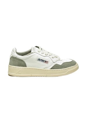 Sneaker bianche in pelle con accenti in camoscio grigio, lacci piatti, logo laterale e suola in gomma beige. Design classico a scarpa bassa con dettagli perforati.