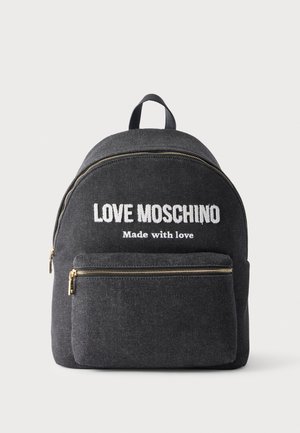 Sort stofrygsæk med frontlomme med lynlås og hvid tekst "LOVE MOSCHINO Made with love" foran.