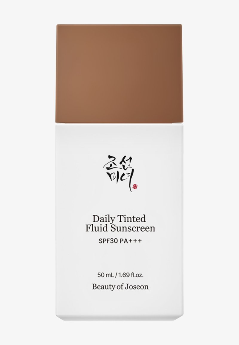Fluide solaire teinté quotidien dans un flacon blanc avec un bouchon marron. Le texte indique "SPF30 PA+++", "50 mL / 1,69 fl. oz.", et "Beauty of Joseon."