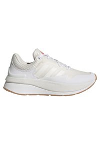 Chaussure de sport blanche avec des panneaux en mesh, des revêtements texturés et un branding discret. Dotée d'une semelle amortie avec un accent marron clair en bas.