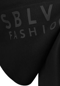 Schwarzer Stoff mit erhabener schwarzer Schrift, die "SBLV FASHION" liest. Glatte Textur mit einem leichten Glanz und minimalistischem Design.