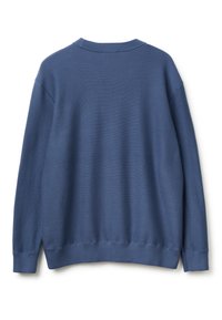 Niebieski sweter z długim rękawem wykonany na drutach, z ribbowanym dekoltem, mankietami i dolnym wykończeniem, pokazany z tyłu na białym tle.