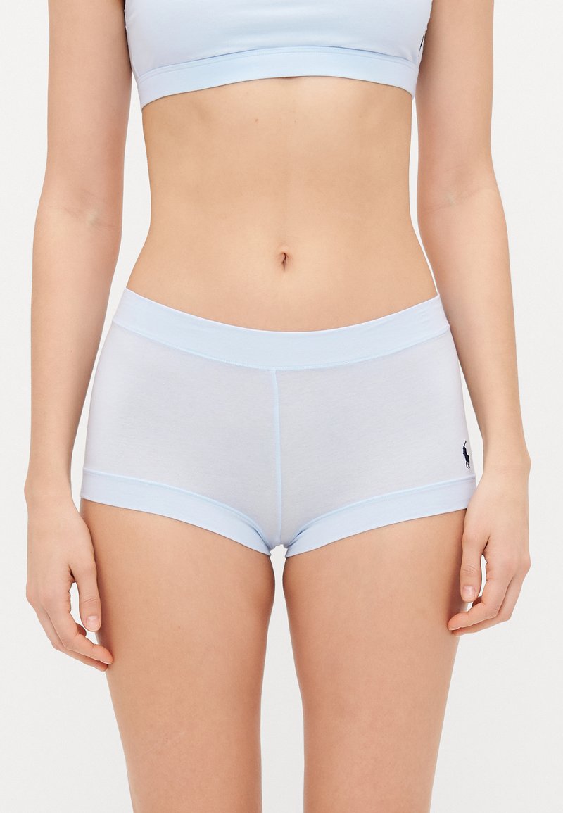 Svetlo modri bombažni ženski bokserji s raztegljivim pasom, ki imajo majhen logotip na levem boku in gladko, mehko teksturo.